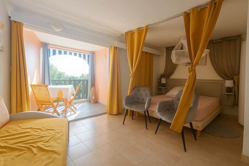 Bed, Living room, Photo of the whole room, Bedroom