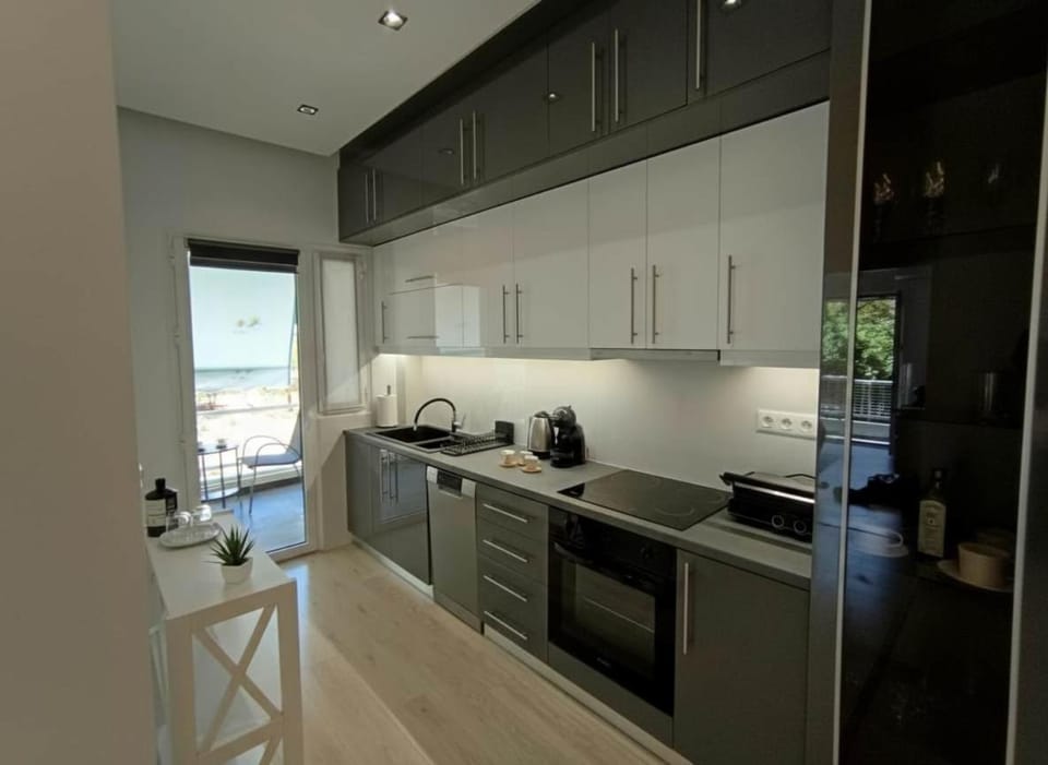 Coastal Elegance 1-Bedroom Hideaway by the Beach Apartment in East Attica Regional Unit, Greece