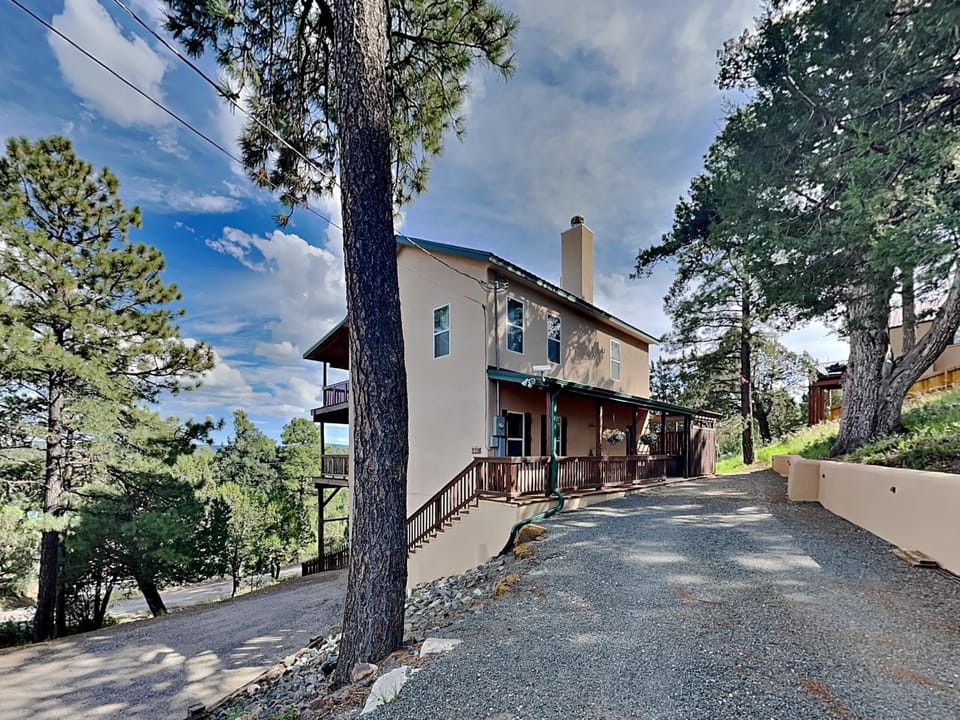 Property building, Facade/entrance, Natural landscape, Garden, Balcony/Terrace, Mountain view, Parking