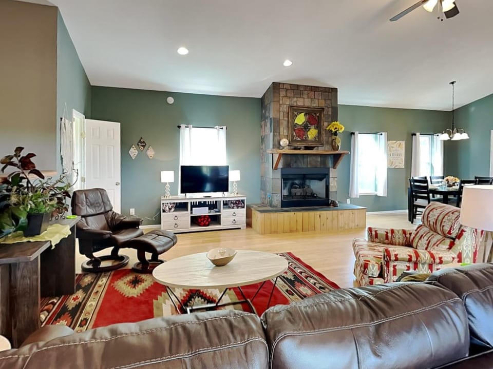 TV and multimedia, Living room, Seating area, fireplace, furniture