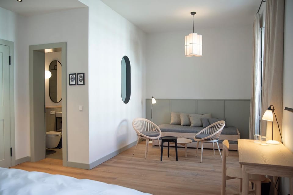 Photo of the whole room, Seating area