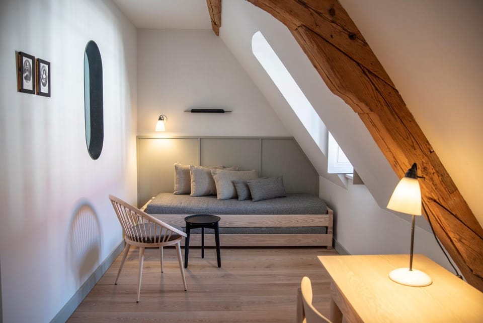 Bed, Photo of the whole room, Seating area