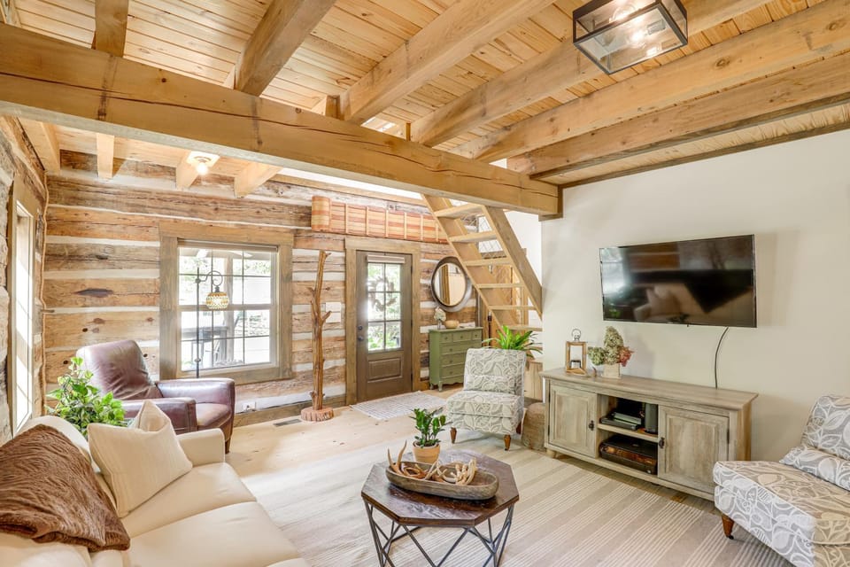 Hike, Leaf Peep and More Sleek Cabin in Weaverville Cabin in Buncombe County