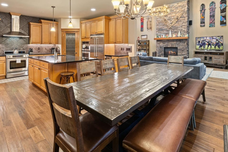 Whispering Pines Escape in Suncadia- Hot Tub, BBQ, Firepit, Fully Equipped Kitchen, Smart TVs, Hi-speed Wi-Fi House in Kittitas County