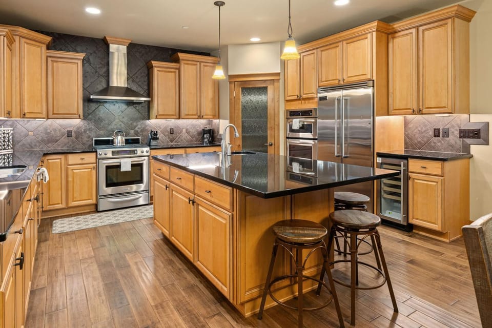 Whispering Pines Escape in Suncadia- Hot Tub, BBQ, Firepit, Fully Equipped Kitchen, Smart TVs, Hi-speed Wi-Fi House in Kittitas County