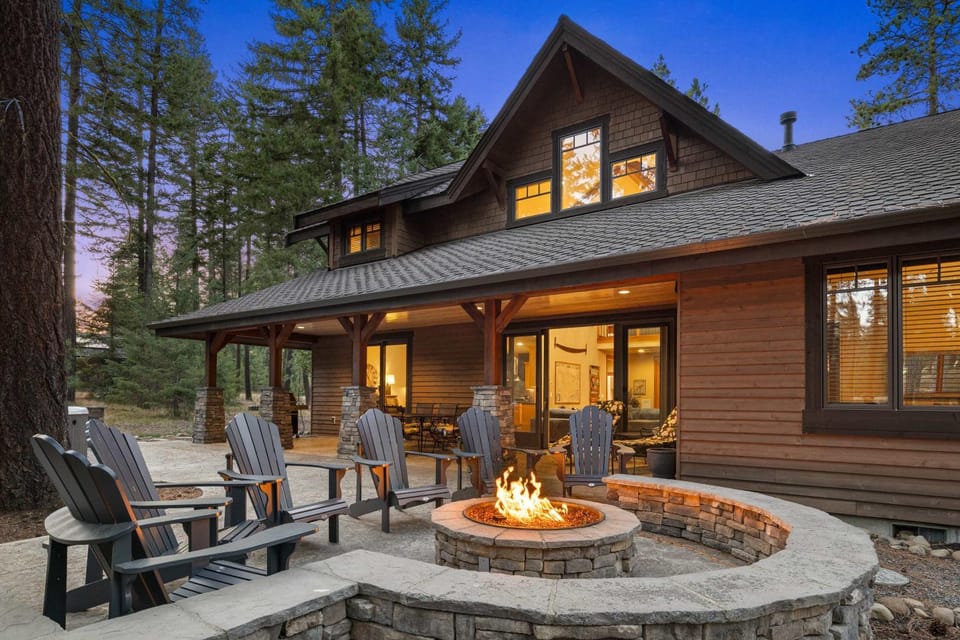 Whispering Pines Escape in Suncadia- Hot Tub, BBQ, Firepit, Fully Equipped Kitchen, Smart TVs, Hi-speed Wi-Fi House in Kittitas County