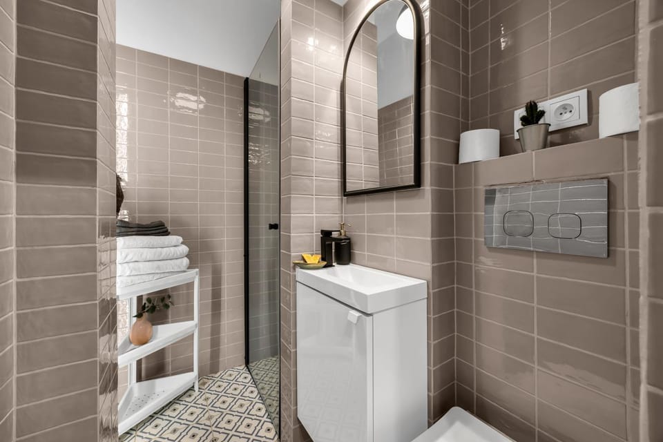 Shower, Bathroom, towels, washing machine