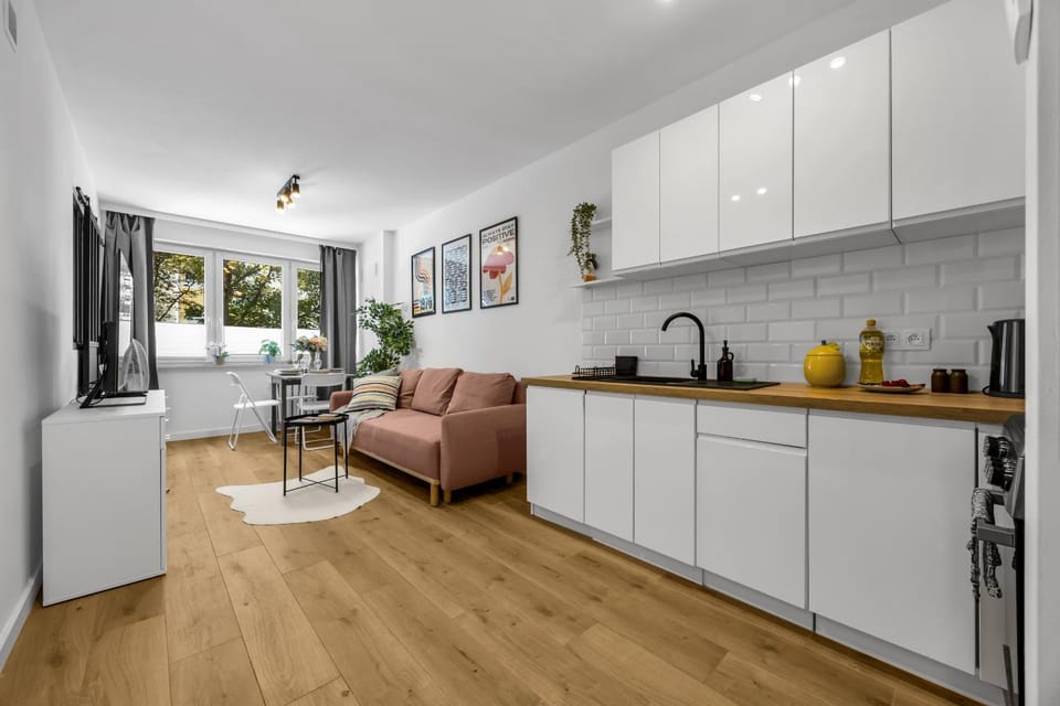Coffee/tea facilities, Kitchen or kitchenette, Dining area, stove