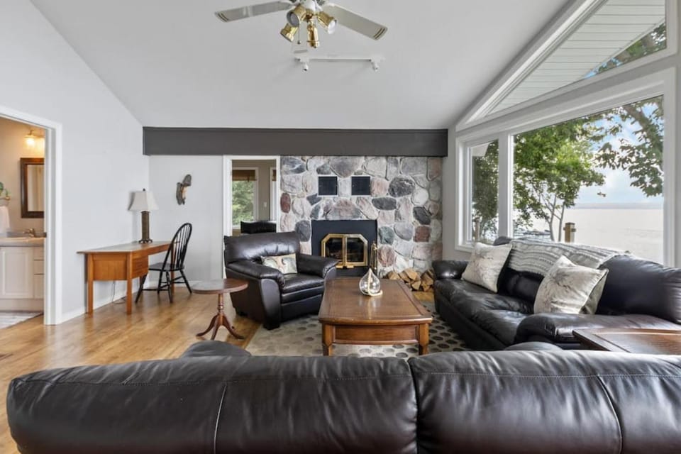 Serene Waterfront Escape On Private Lane House in Meaford