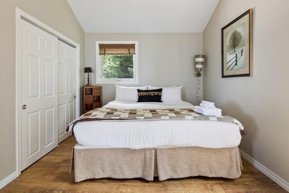 Serene Waterfront Escape On Private Lane House in Meaford