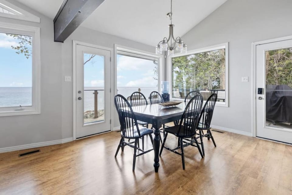 Serene Waterfront Escape On Private Lane House in Meaford