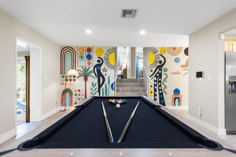 Luxury Villa Pool Jacuzzi Cinema and Game Room House in Oakland Park