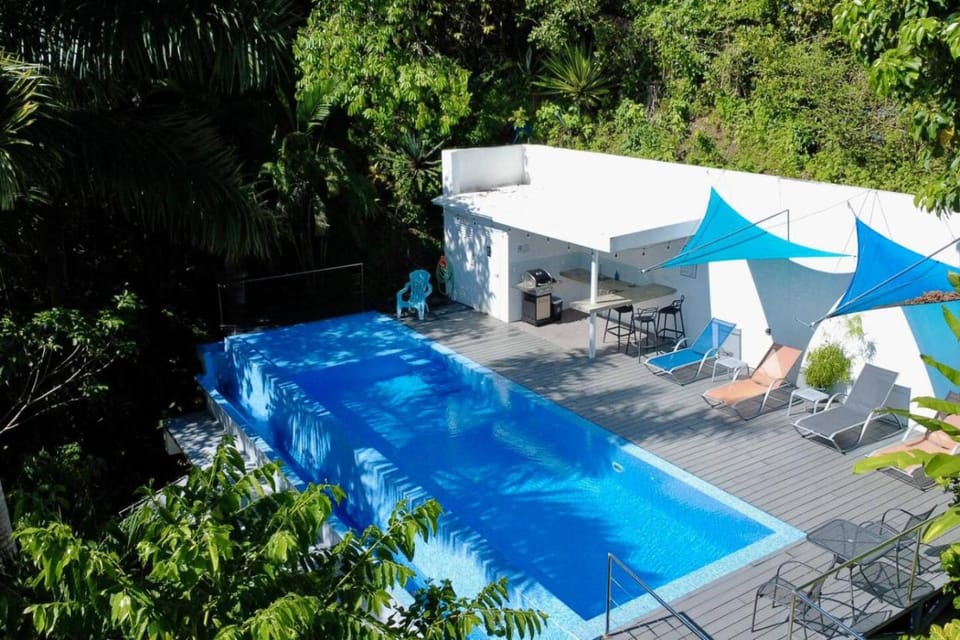 Tortuga, 1BR Apartment in Villa Mar y Sol, Pool, Big Deck, and Wildlife Apartment in Quepos
