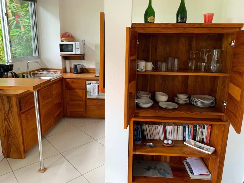 Tortuga, 1BR Apartment in Villa Mar y Sol, Pool, Big Deck, and Wildlife Apartment in Quepos