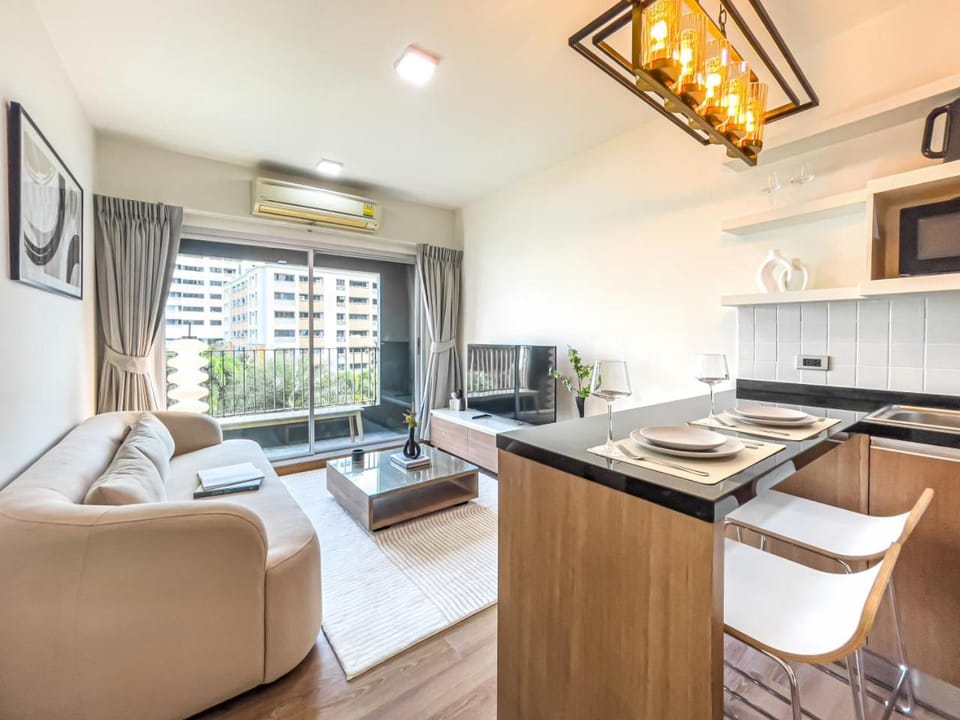 Prime Sukhumvit Living - BTS Phrom Phong - Ultra Fast WiFi House in Bangkok