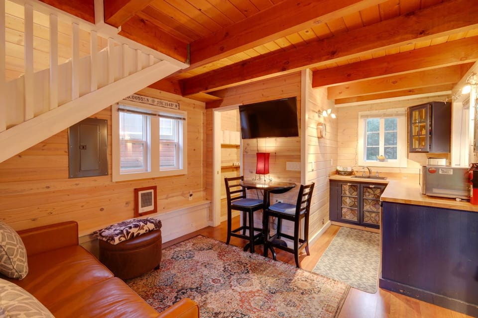 Ski, Hike, Relax By Water: Rustic McCall Tiny Home House in McCall