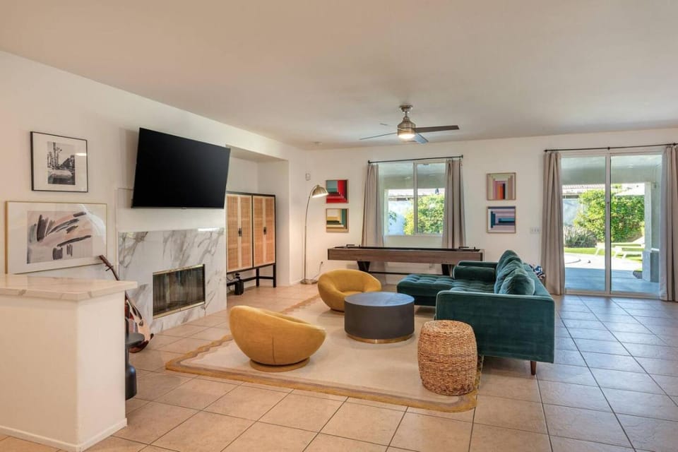 Living room, Seating area