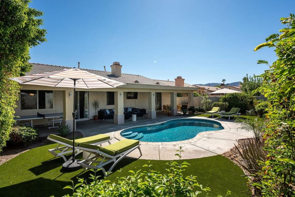 Pool view, Swimming pool, sunbed