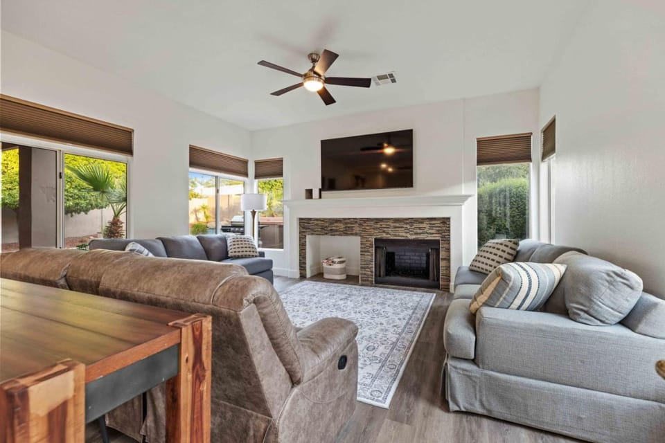Mesa Arizona Oasis w Pool BBQ Vaulted Ceilings House in Mesa