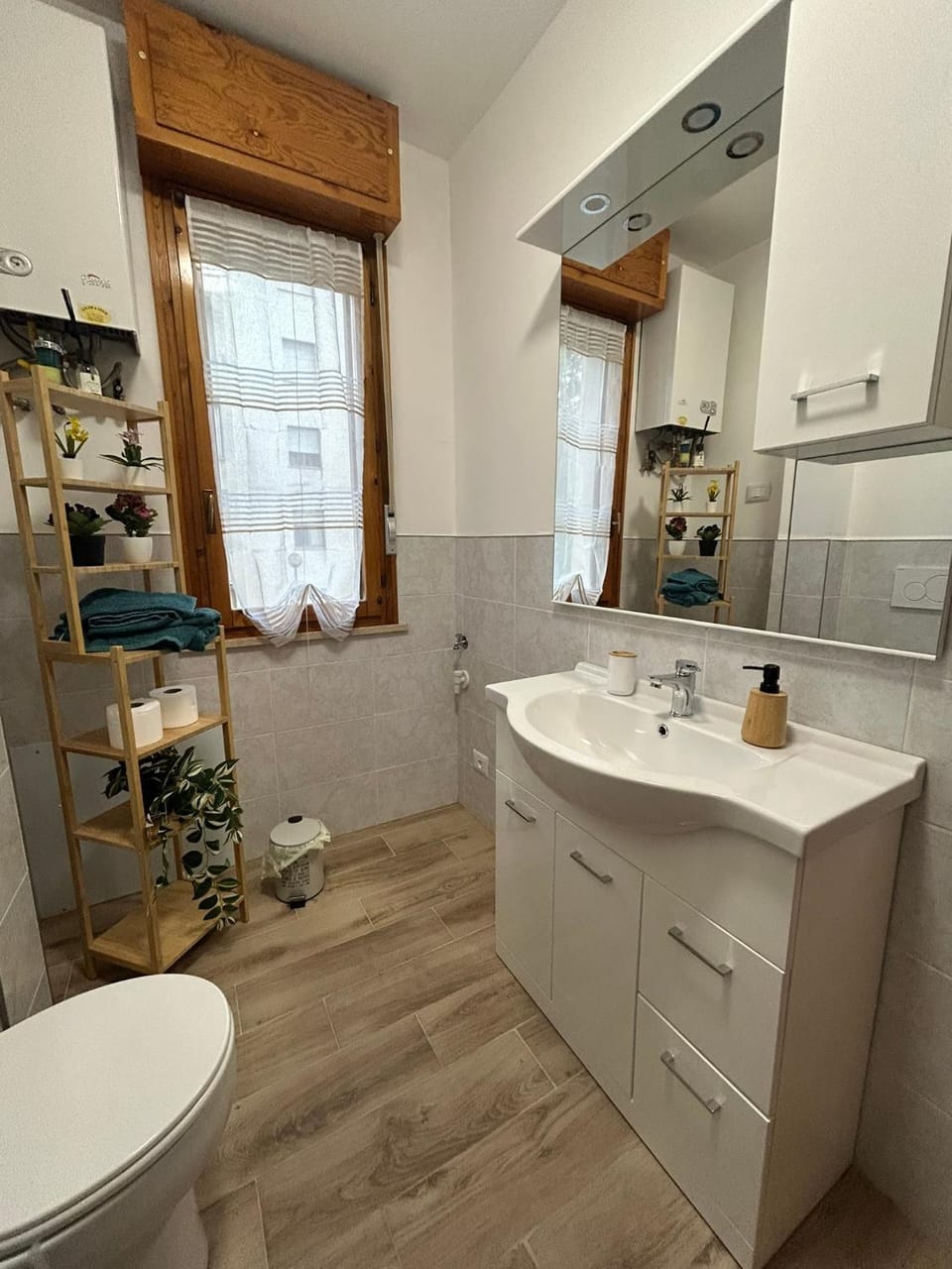 Toilet, Bathroom, towels
