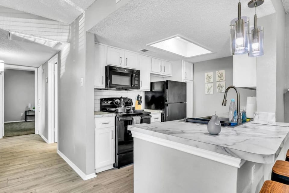 Relaxing 2BR Apartment with Pool and Gym Apartment in Arlington