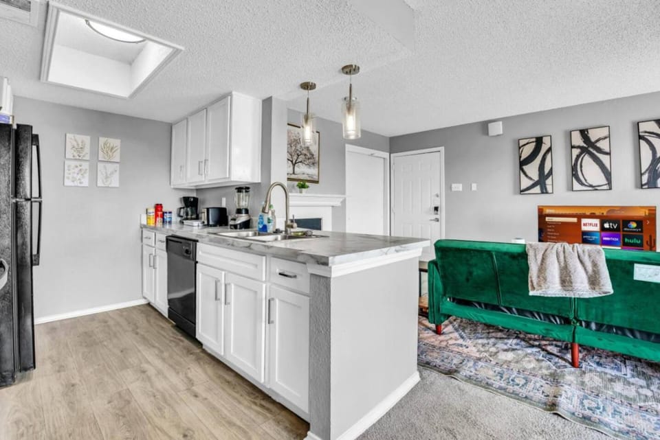 Fresh and Modern 2BR with Gym and Pool Apartment in Arlington