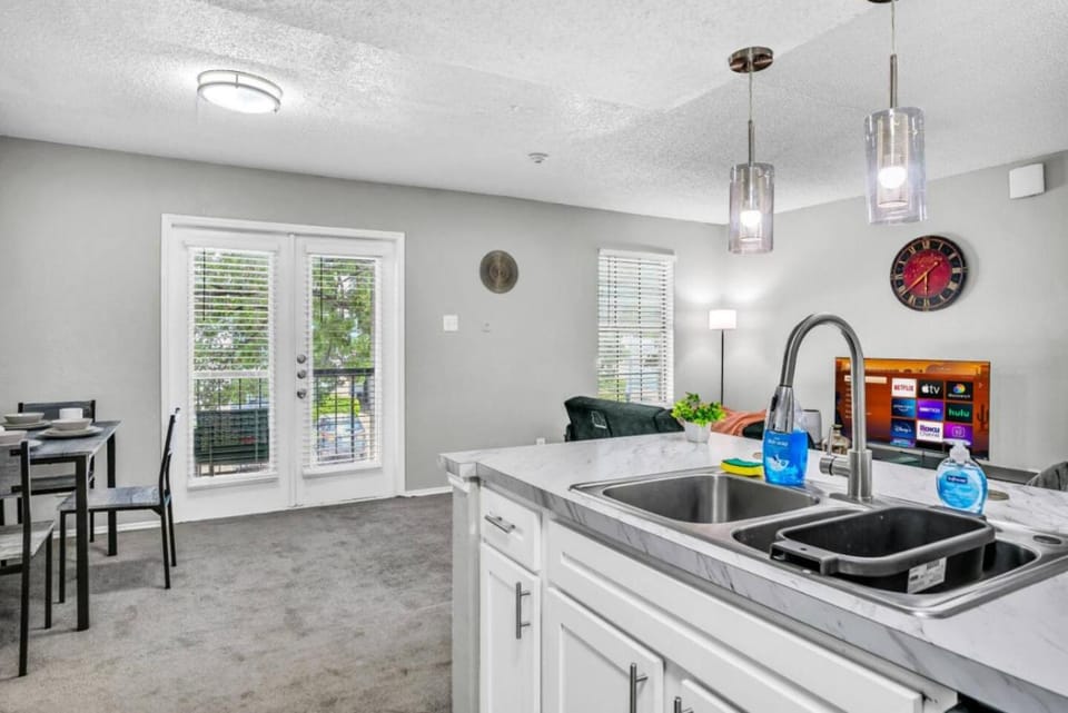 Stylish 2BR Apartment with Pool and Fitness Center Apartment in Arlington