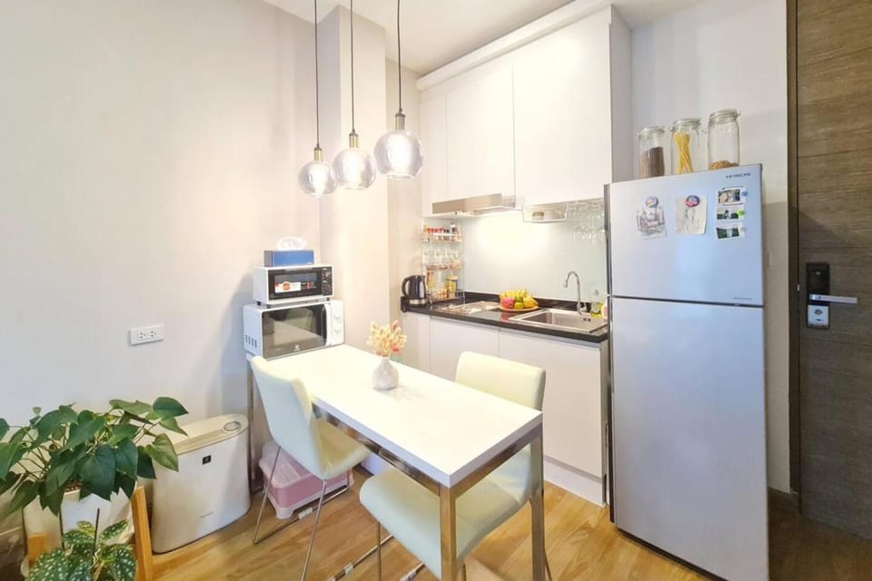 Kitchen or kitchenette, Dining area