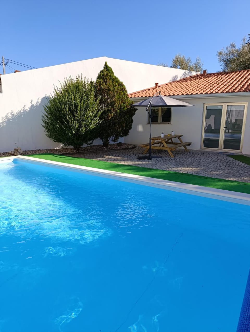 Property building, Day, Pool view, Swimming pool