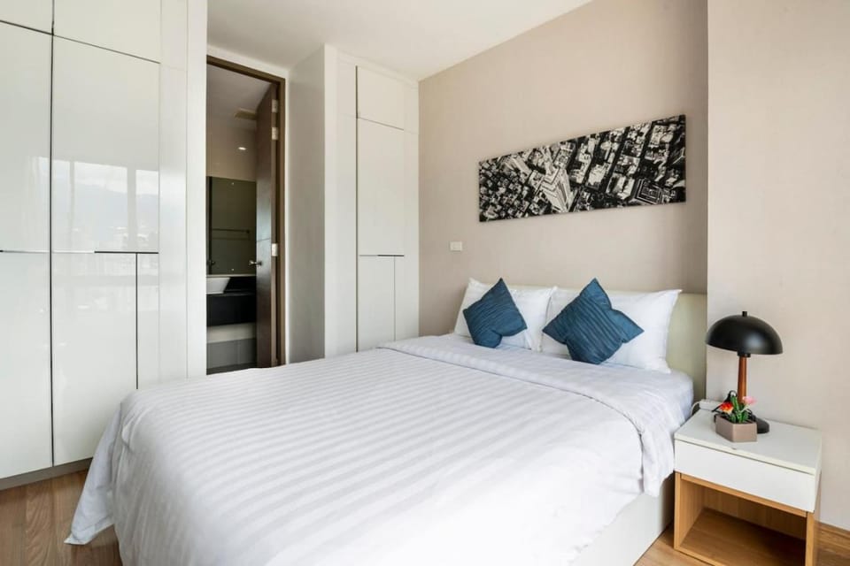 Photo of the whole room, Bedroom