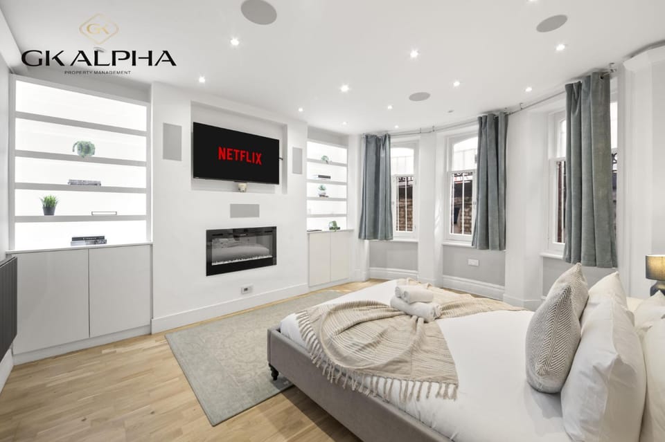 Bed, TV and multimedia, Photo of the whole room, Seating area, Bedroom, towels