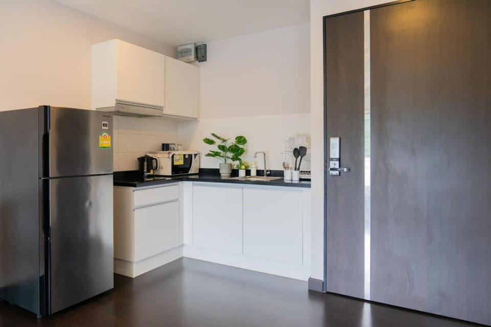 Coffee/tea facilities, Kitchen or kitchenette, stove