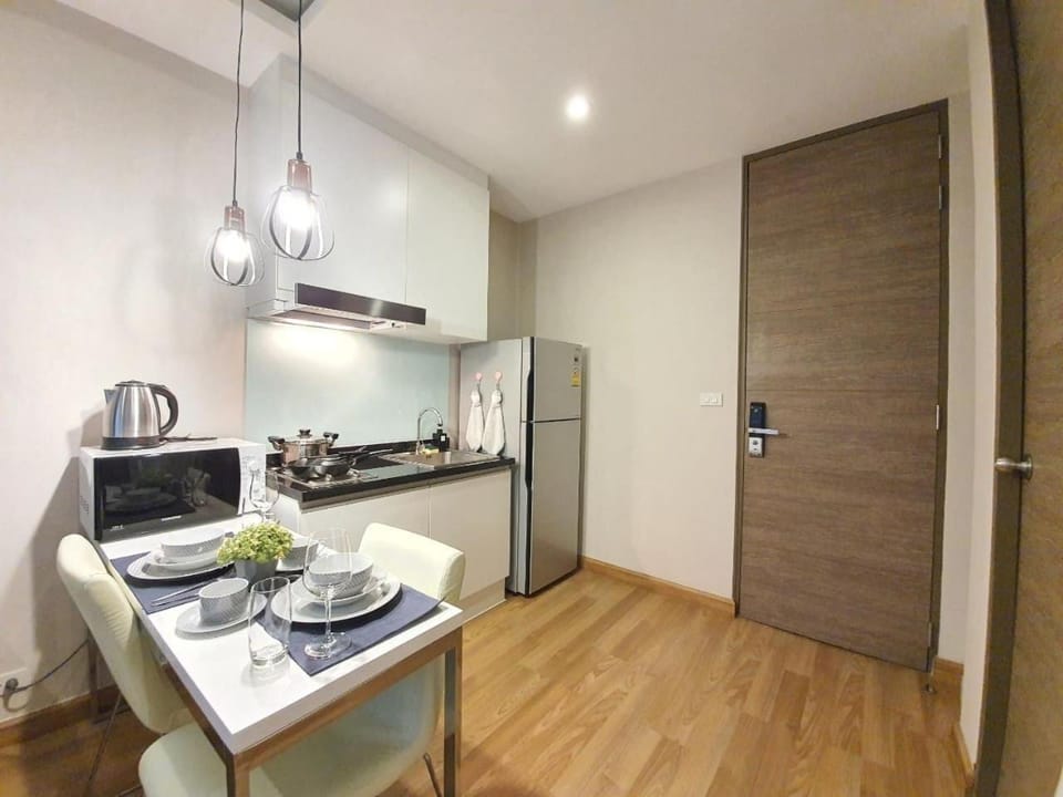 Kitchen or kitchenette, Dining area, stove