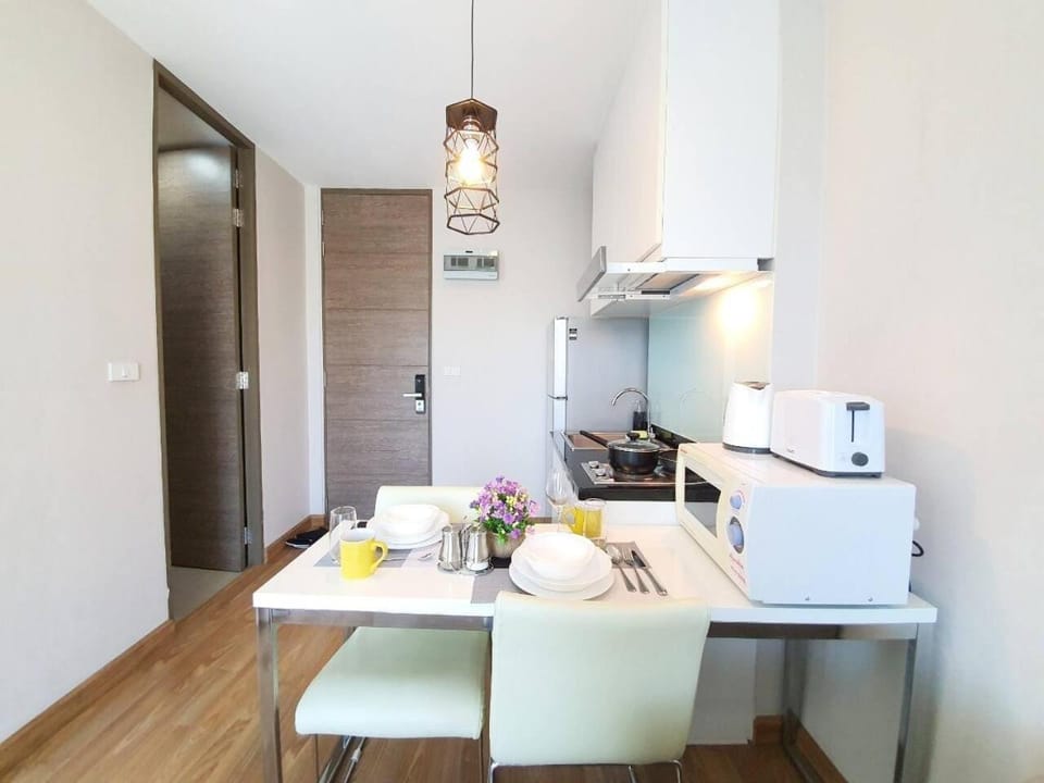 Coffee/tea facilities, Dining area, stove