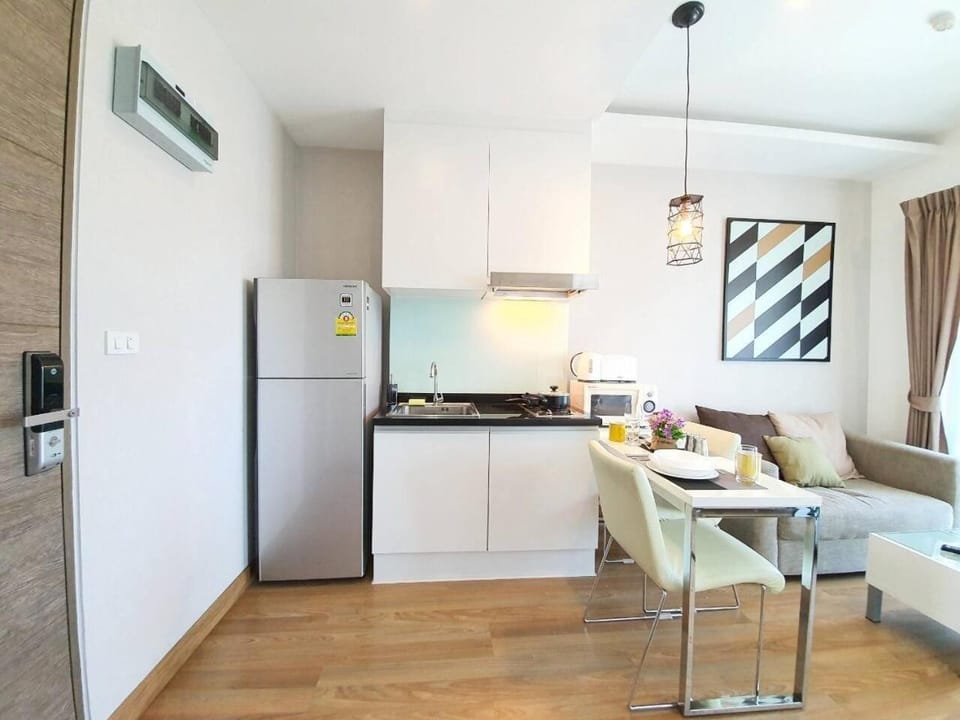 Kitchen or kitchenette, Dining area, toaster