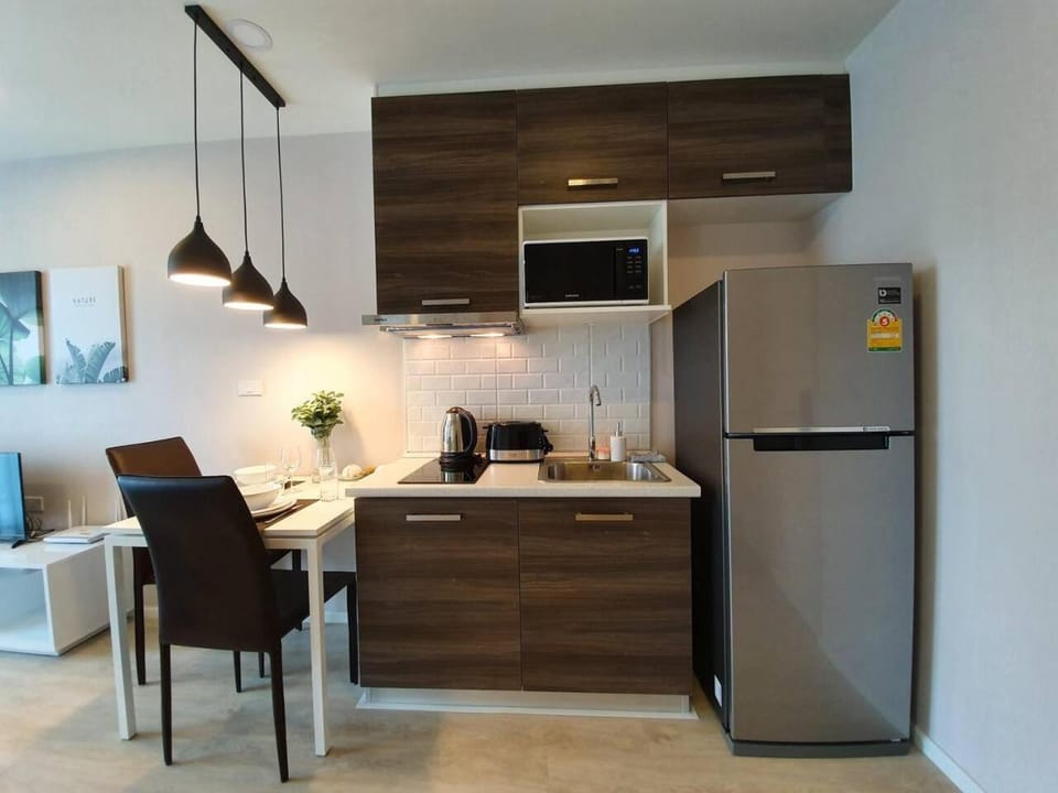 Kitchen or kitchenette, Dining area