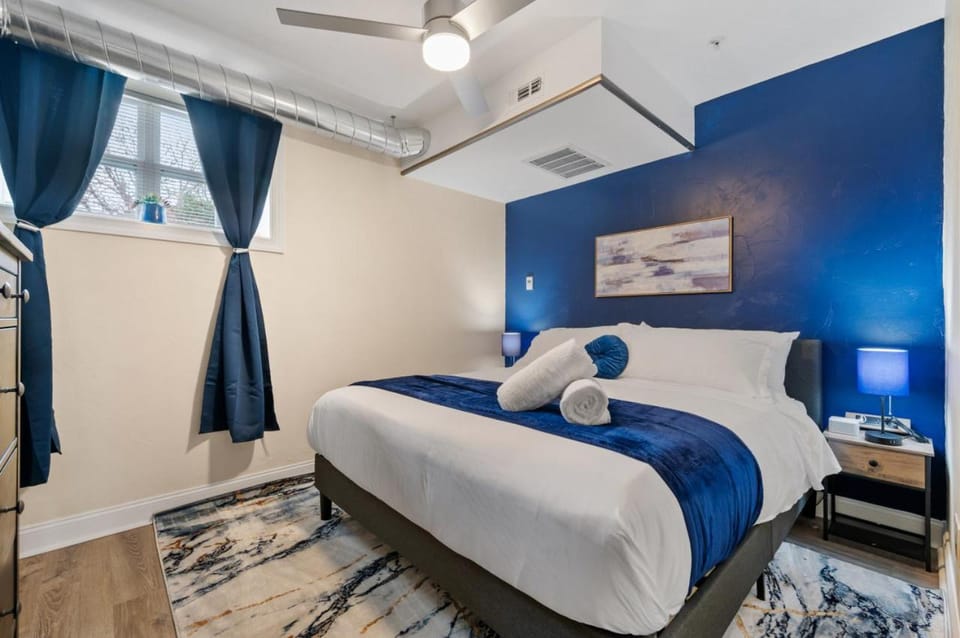 King Bed Suite With Free Parking, Step Free Access Apartment in East Liberty