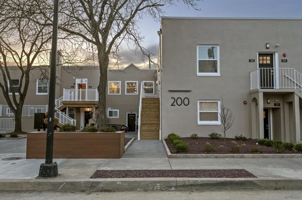 King Bed Suite With Free Parking, Step Free Access Apartment in East Liberty