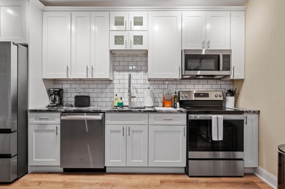 Upscale King Bed Suite ADA with Free Parking Apartment in East Liberty