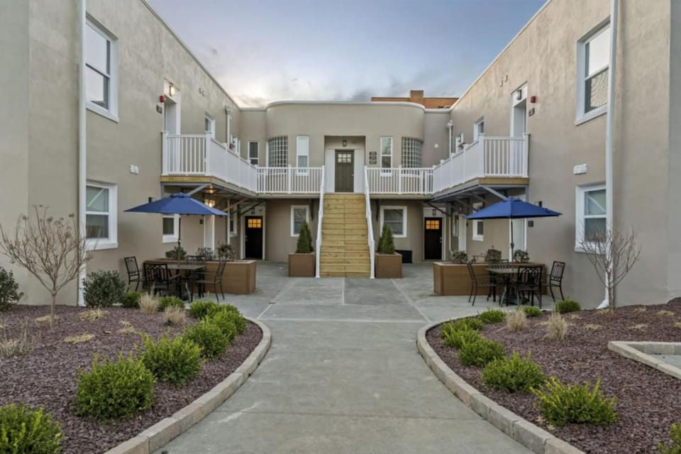 Modern King Bed Suite with Free Parking Apartment in East Liberty