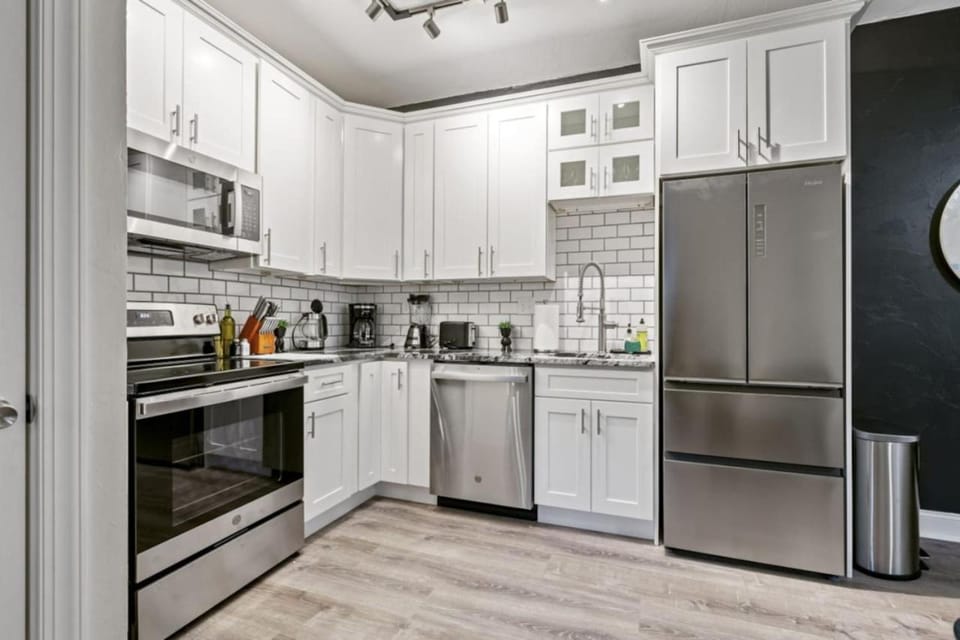 Modern King Bed Suite with Free Parking Apartment in East Liberty