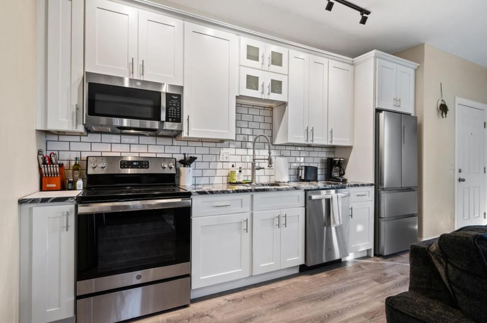 Cozy King Bed Suite with Free Parking Apartment in East Liberty