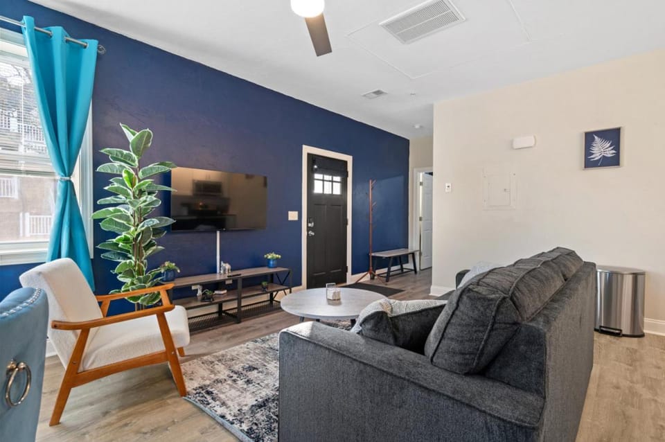 Cozy King Bed Suite with Free Parking Apartment in East Liberty