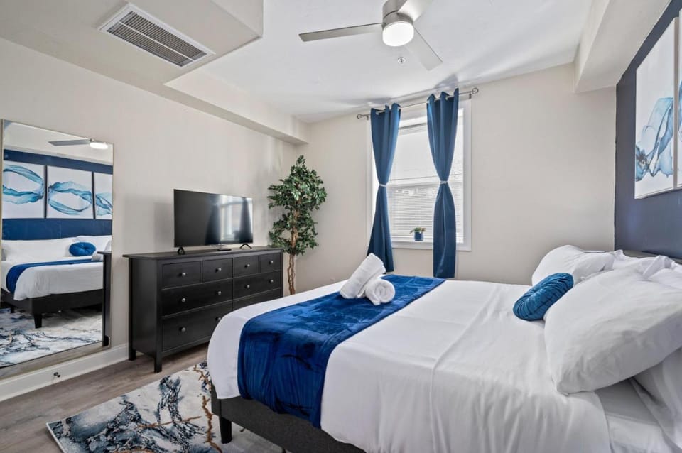 Upscale King Bed Suite with Full Workspace and Free Parking Apartment in East Liberty