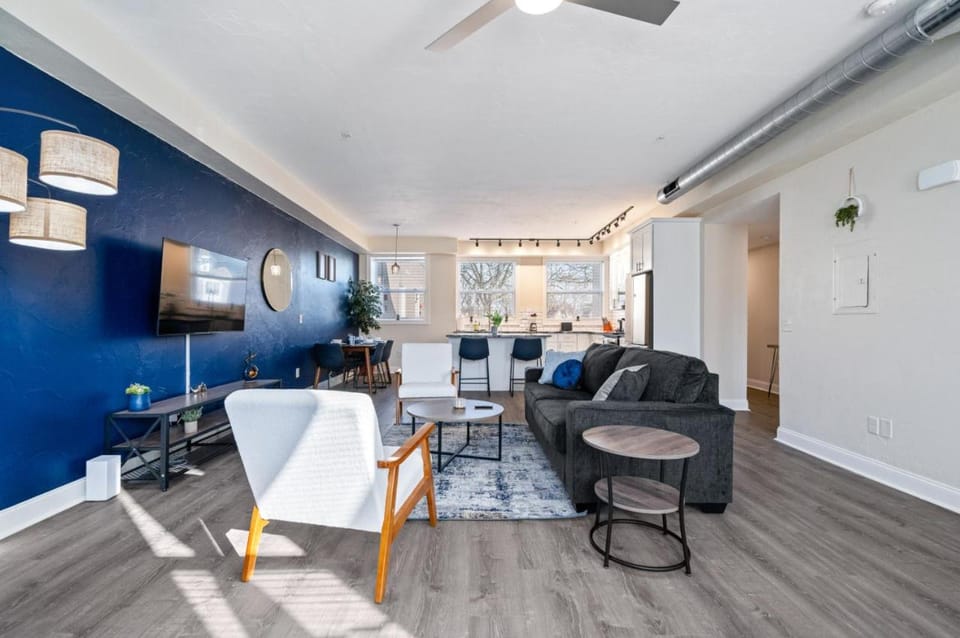 Upscale King Bed Suite with Full Workspace and Free Parking Apartment in East Liberty