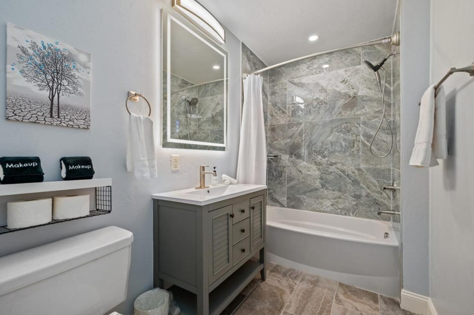 Upscale King Bed Suite with Full Workspace and Free Parking Apartment in East Liberty