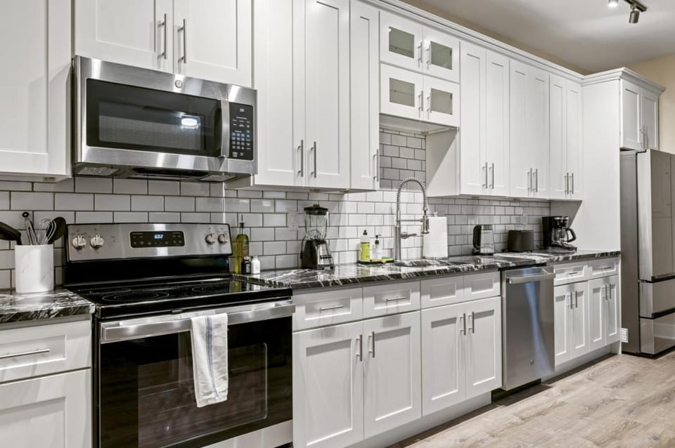 Upscale 2BR suite With Free Parking and Walkable Area Apartment in East Liberty