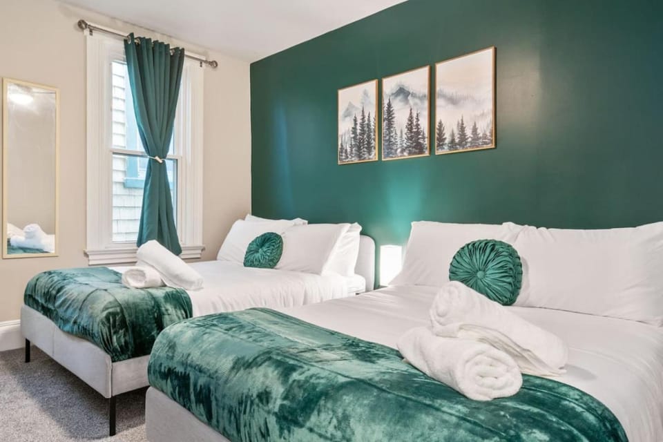 4 Story Home with 3 King Beds and cozy backyard House in Shadyside