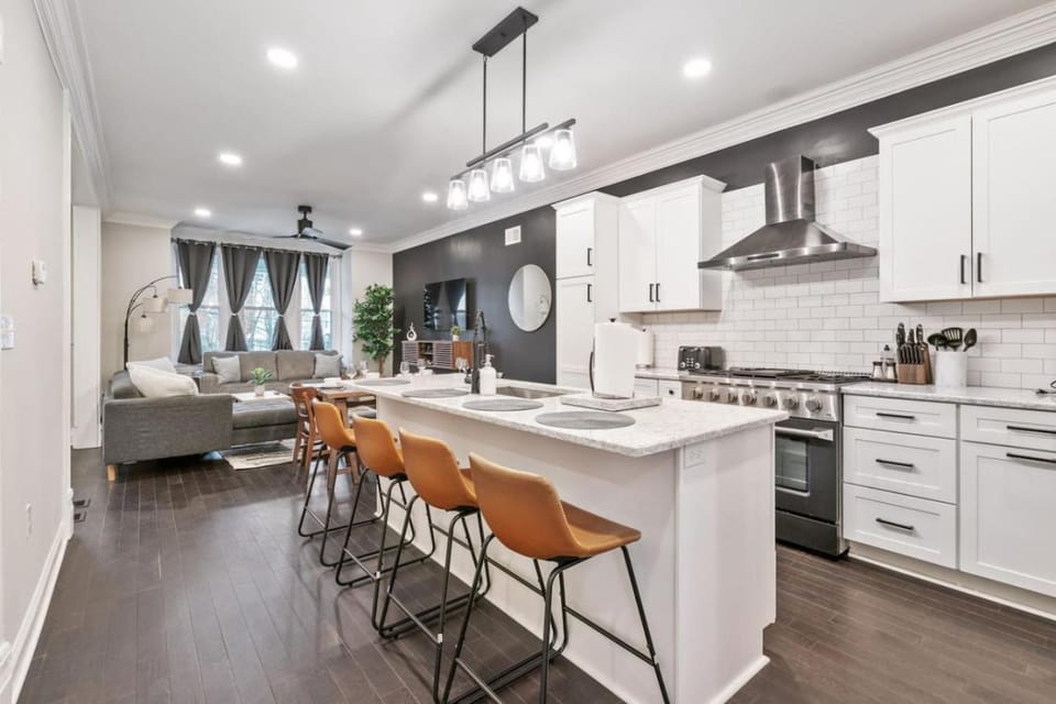 4 Story Home with 3 King Beds and cozy backyard House in Shadyside