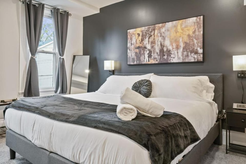 4 Story Home with 3 King Beds and cozy backyard House in Shadyside